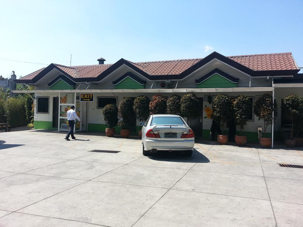 Hollywood Drive-In Hotel Baguio City Buitenkant foto