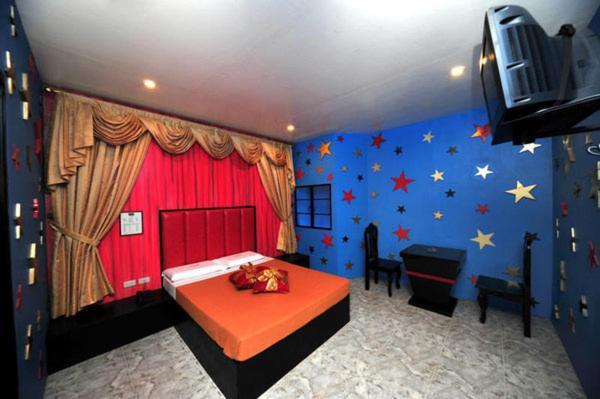 Hollywood Drive-In Hotel Baguio City Buitenkant foto