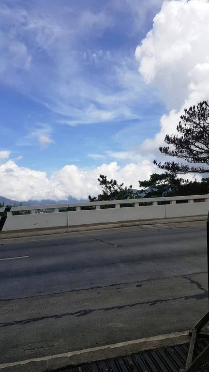 Hollywood Drive-In Hotel Baguio City Buitenkant foto