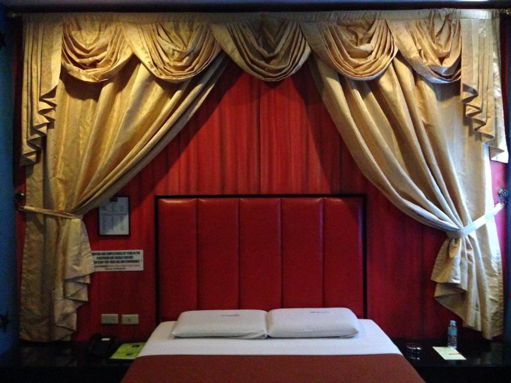 Hollywood Drive-In Hotel Baguio City Buitenkant foto