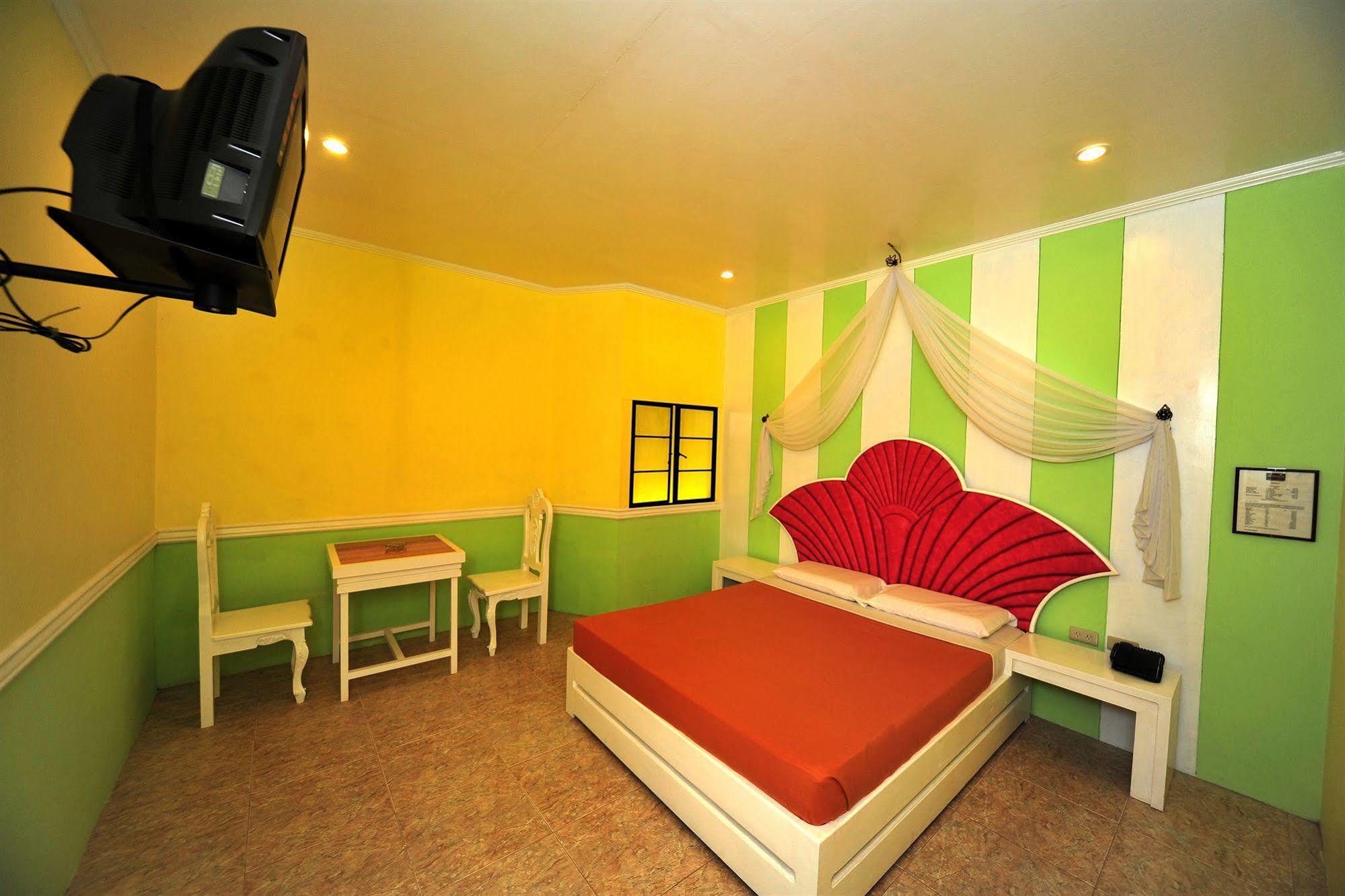 Hollywood Drive-In Hotel Baguio City Buitenkant foto