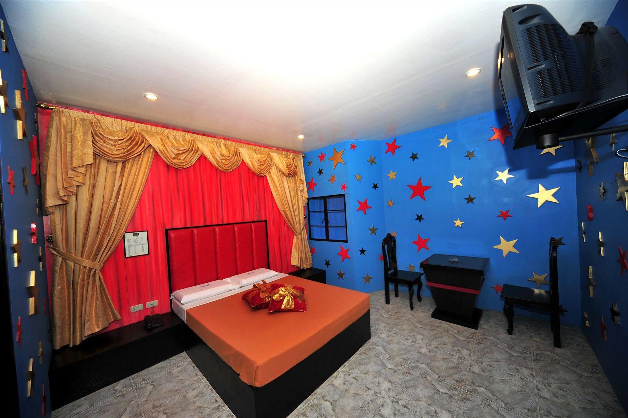 Hollywood Drive-In Hotel Baguio City Buitenkant foto
