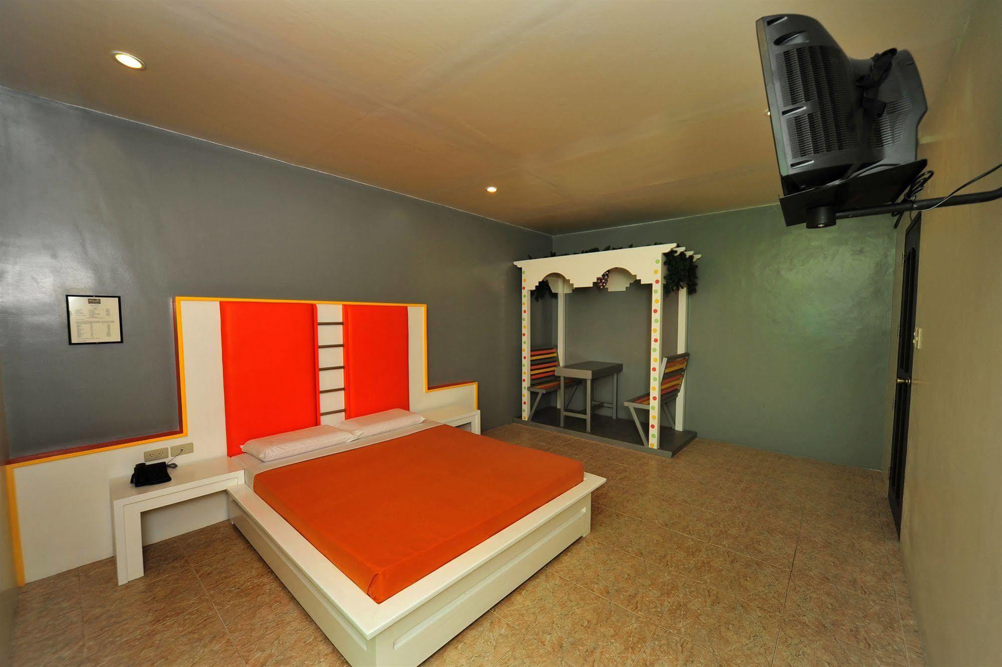 Hollywood Drive-In Hotel Baguio City Buitenkant foto